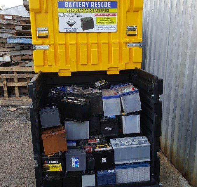 Контейнер з б/у автомобільними АКБ: на кришці маркування UN 2794 «Batteries, wet, filled with acid» — типова партія залитих батарей перед вивезенням.