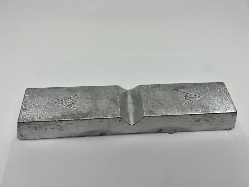 Ноч-бар високоолов'яного бабіту ASTM Grade 2 (~89% Sn) — близький аналог марки Б83 у чушковій формі.