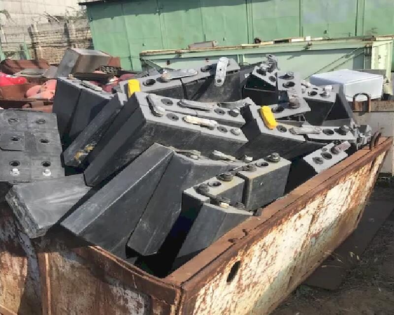 Штабель великих промислових свинцевих батарей на піддонах — тягові/стаціонарні АКБ на здачу.