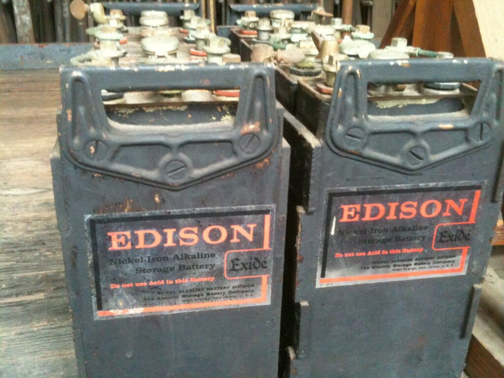 Дві нікель-залізні батареї Edison з написом «Do not use Acid» — класичний лужний NiFe.