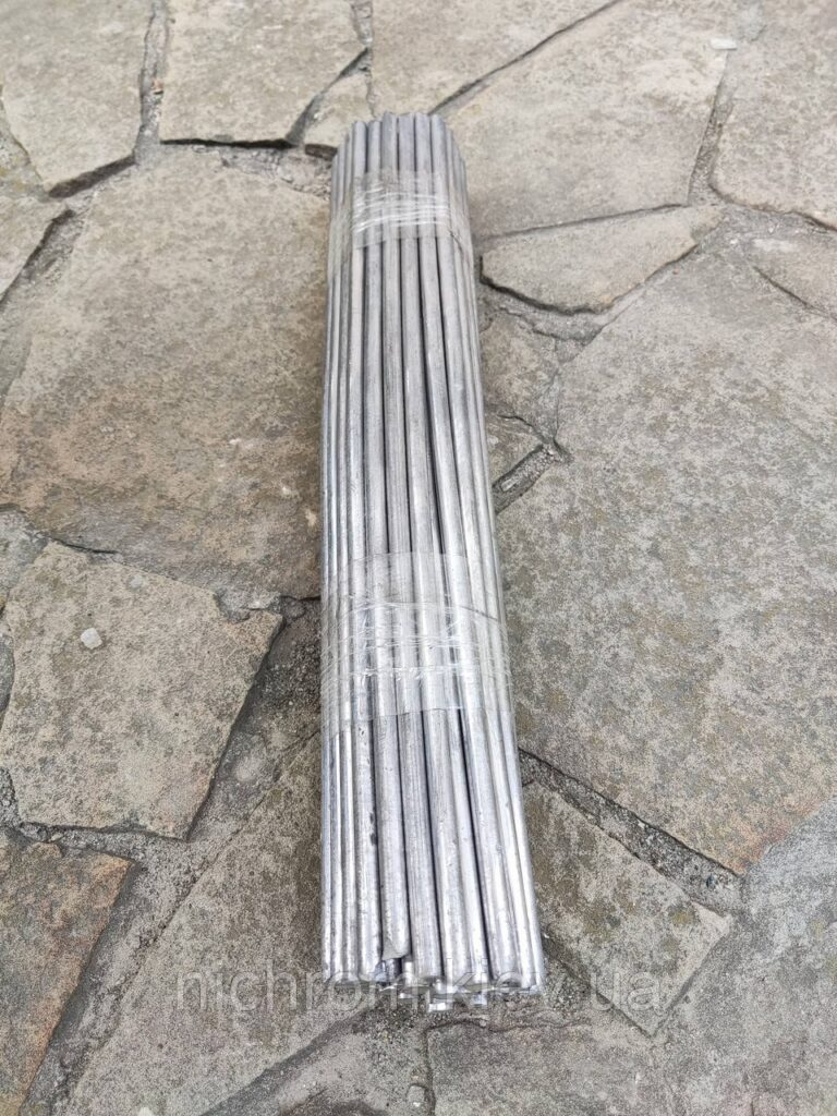 Пучок сріблястих прутків припою на бруківці — так партію часто фотографують перед здачею.