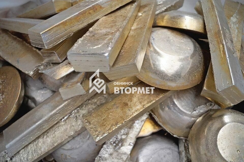 Купа чушок і прутків олов’яно-свинцевого припою зі скупки — типова партія ПОС перед здачею.