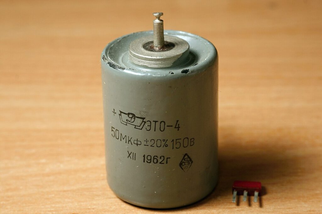 Великий танталовий ЕТО-4 (1962) у сірому корпусі — висока маса танталу на один виріб.