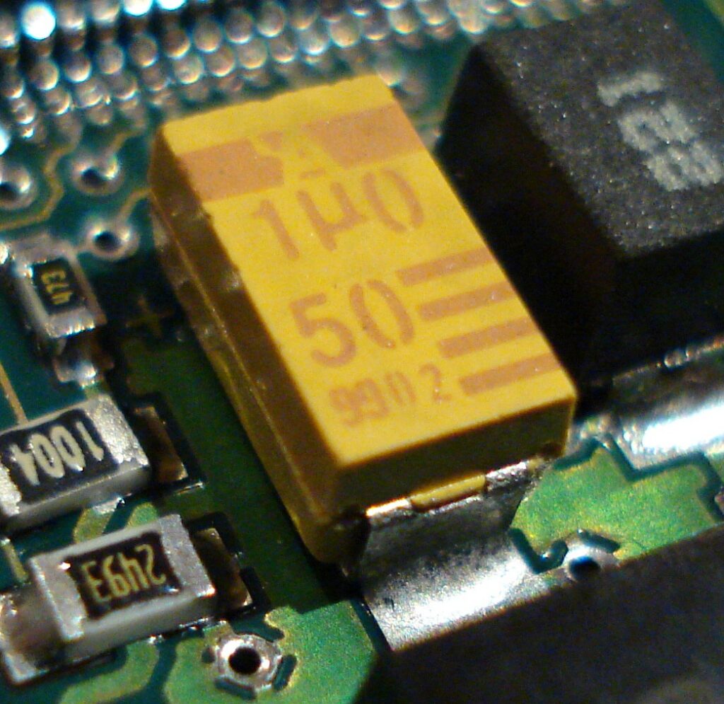 Жовтий SMD-тантал на платі — сучасний джерело танталу з електроніки, окремо від К52/К53.